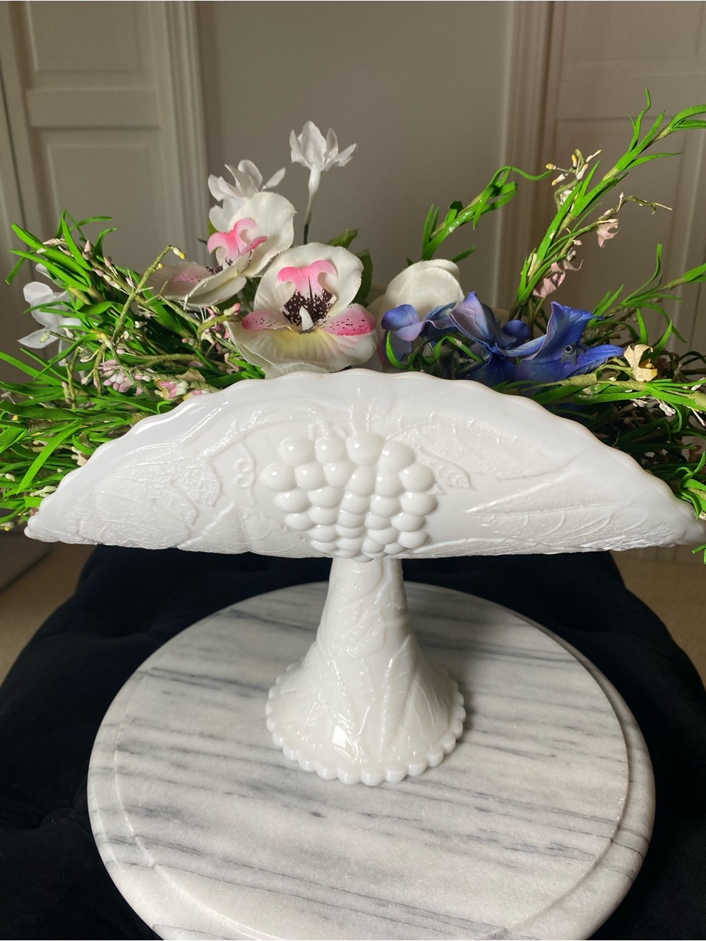 LE Smith White Milk Glass Grapes & Leaves Design Banana Stand